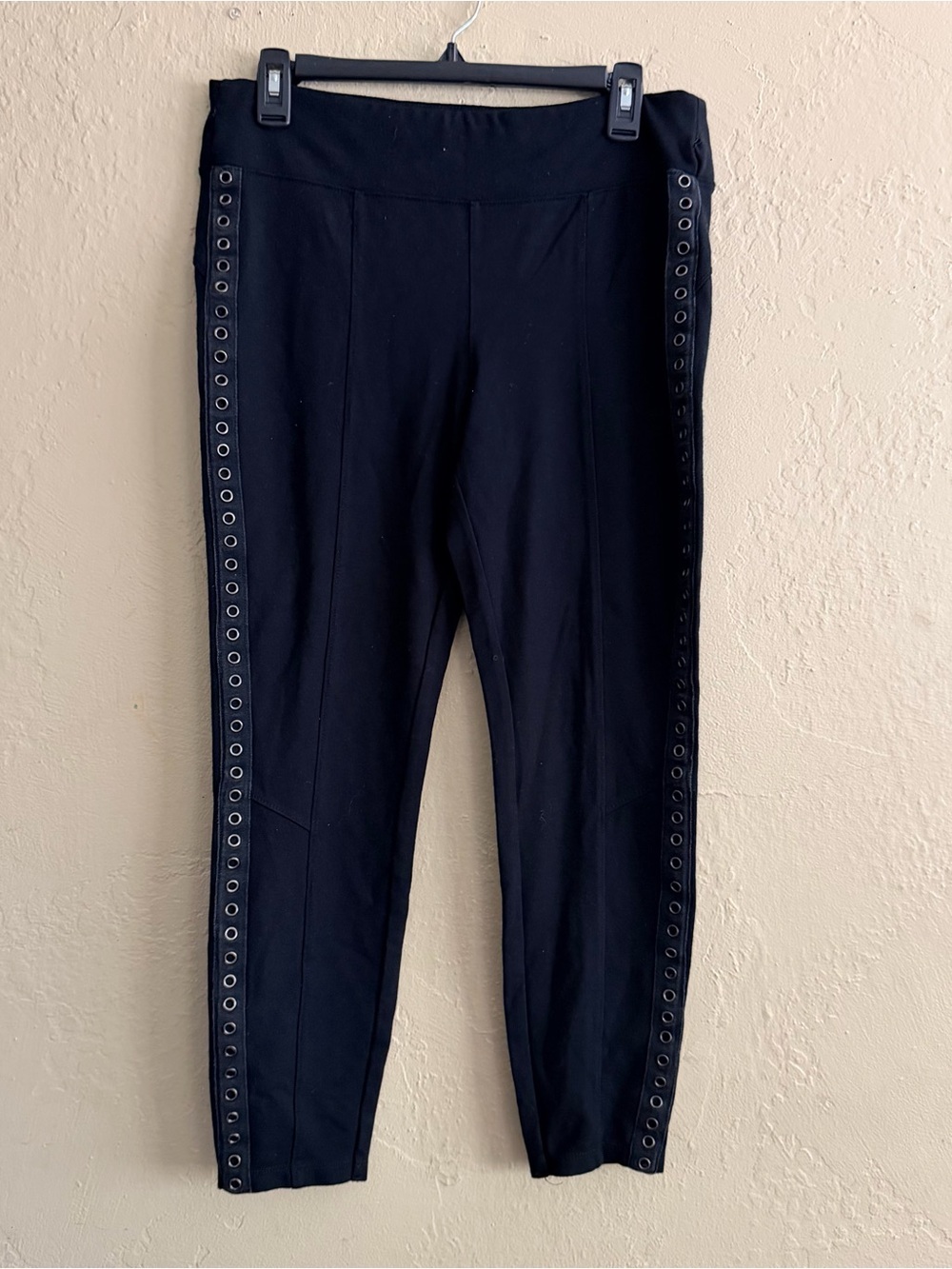 Rock & Republic Black Eyelet-Trim Cropped Ponte Leggings